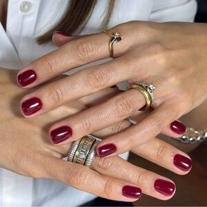 Givenchy Beauty Le Vernis N08 GRENAT INITIÉ red nail color